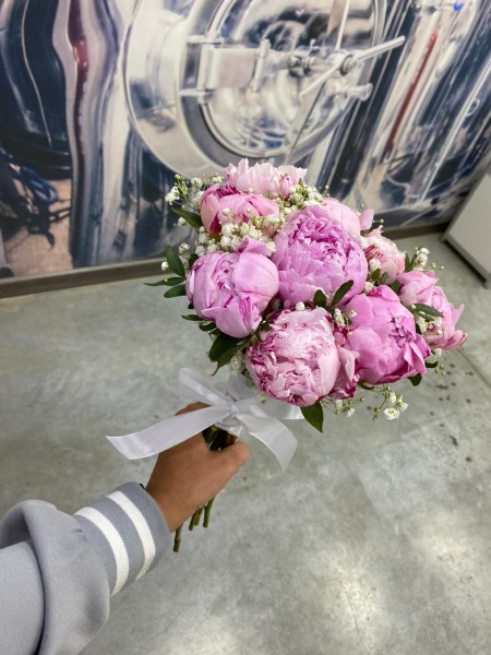 букет цветов из розовых пионов