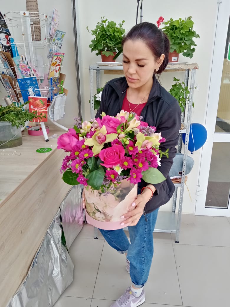 коробка цветов из роз, хризантемы кустовой и статицы