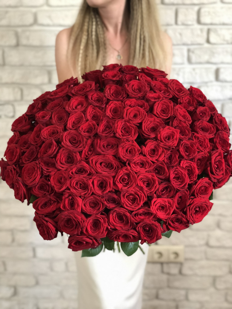 траурный букет из 100 Красных роз