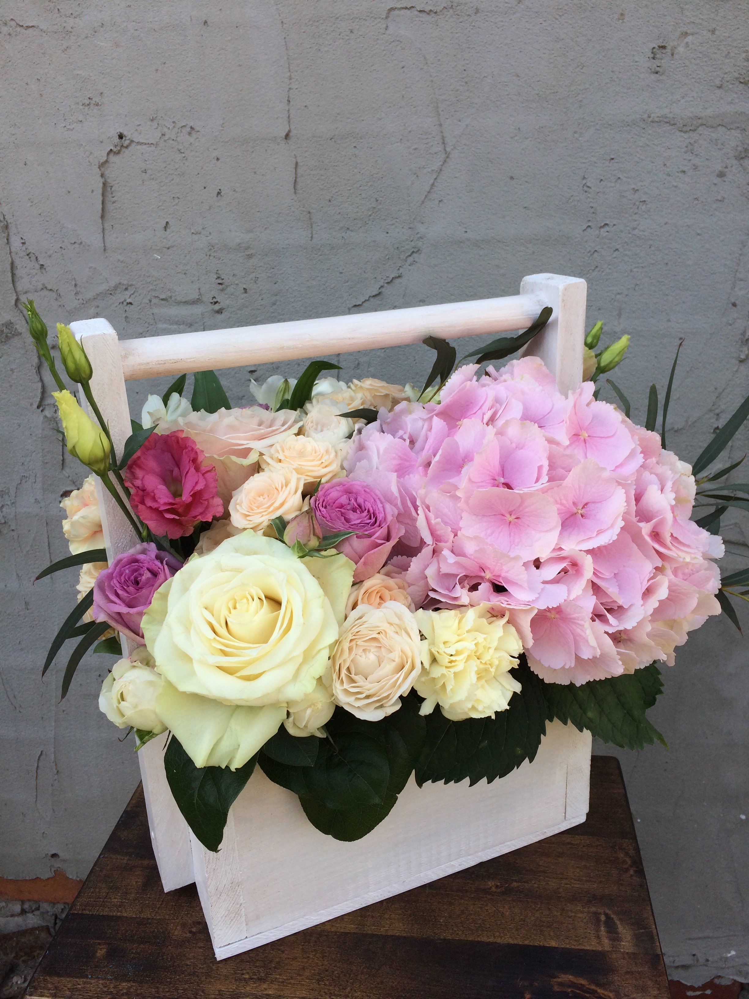 букет цветов в ящике из гортензии и роз