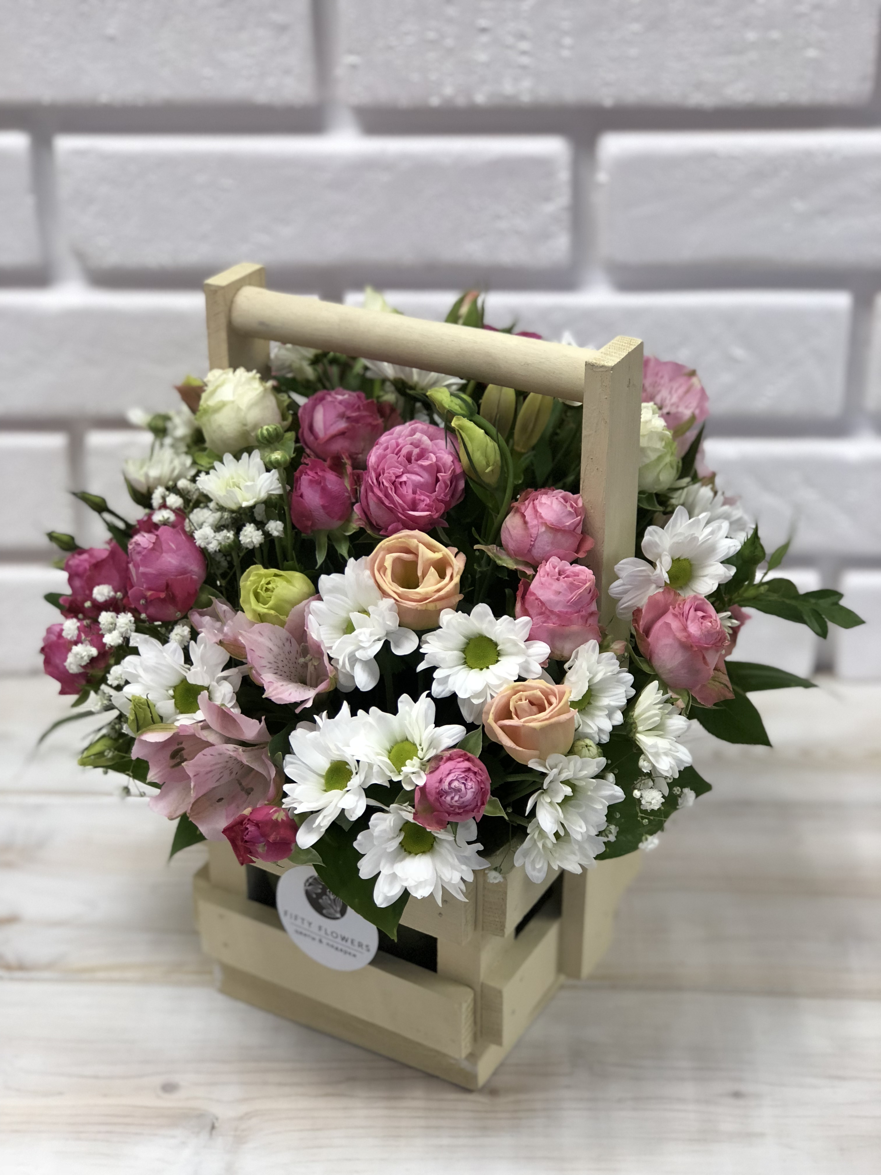 букет цветов в ящике из кустовых роз хризантем