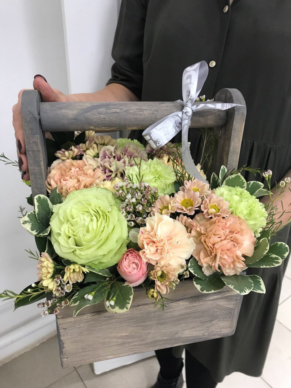 букет цветов в ящике из роз, хризантем и диантуса