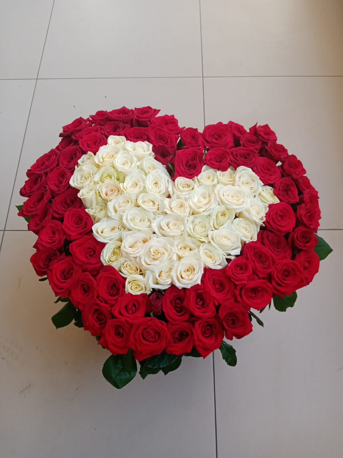 корзина из 101 розы в форме сердца