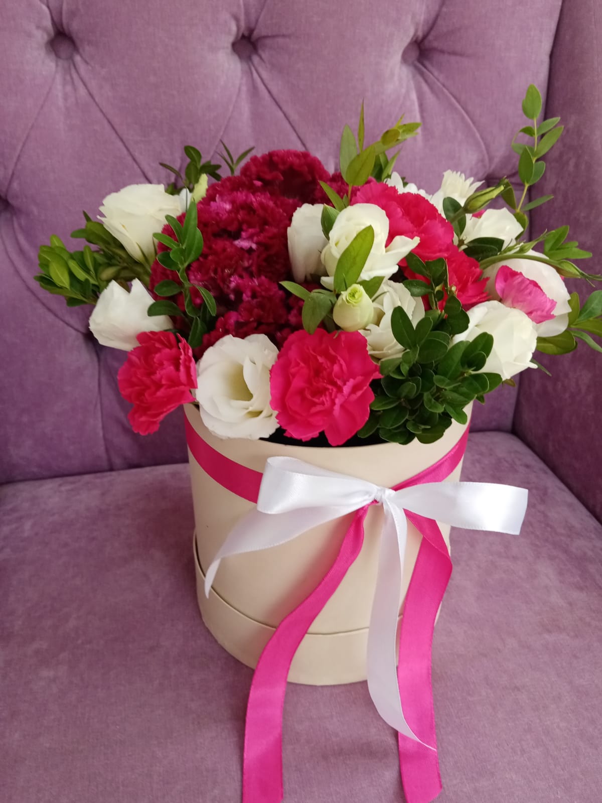 коробка цветов из роз, эустом и кустовой гвоздики
