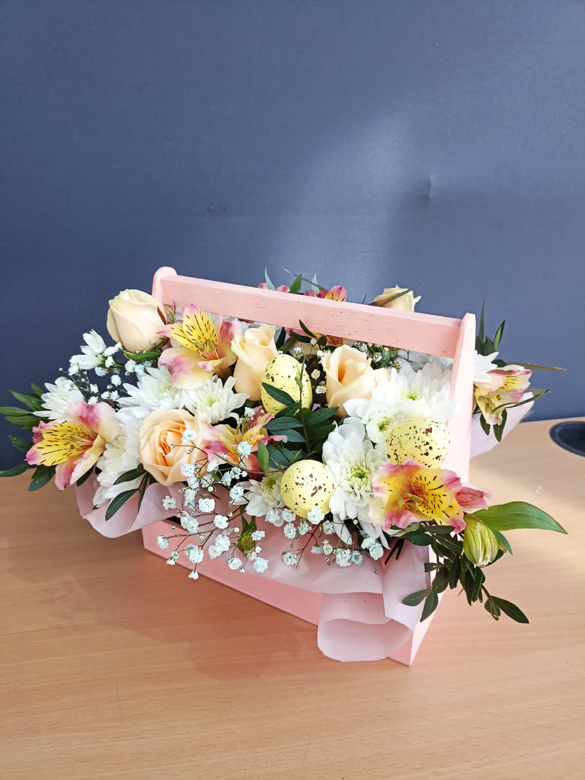 ящик цветов из хризантем и роз