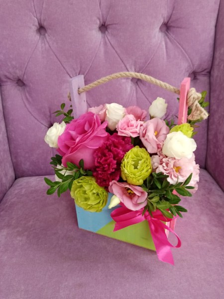 букет цветов в ящике из розовых роз и эустом