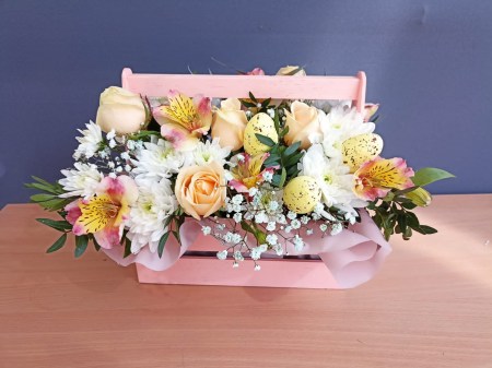 ящик цветов из хризантем и роз