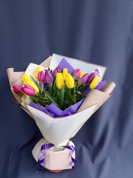 букет цветов из 15 тюльпанов и фисташки